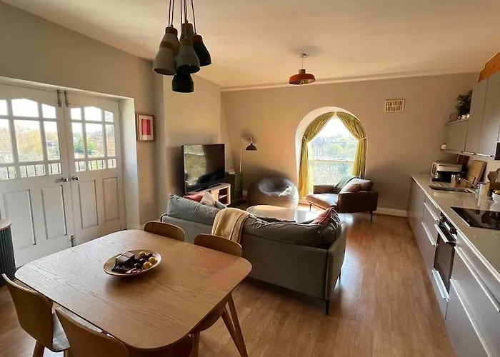 Peaceful Bright City Hide Away With Parking