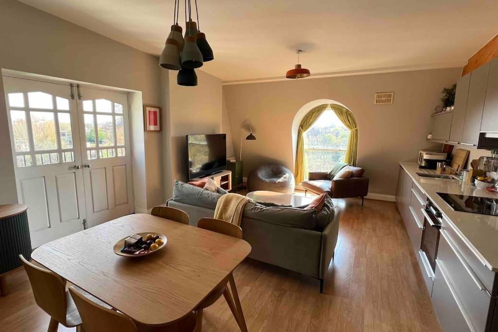 Peaceful Bright City Hide Away With Parking Appartamento Londra