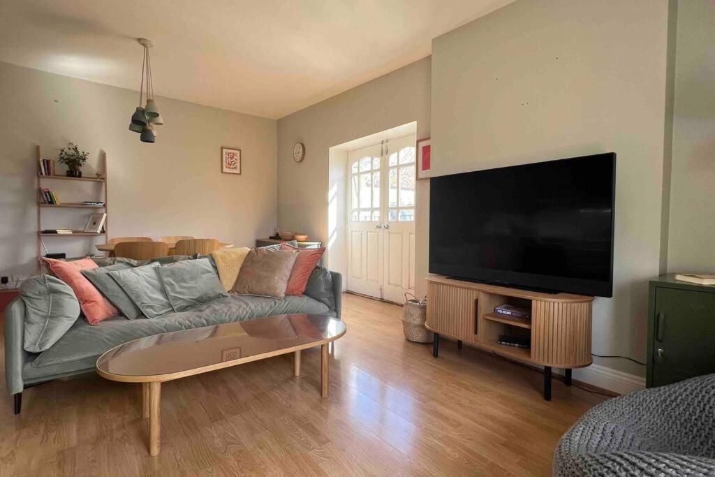 Peaceful Bright City Hide Away With Parking Appartamento Londra