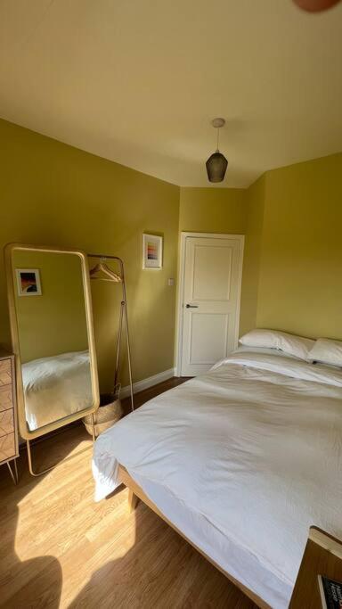 Peaceful Bright City Hide Away With Parking Londra